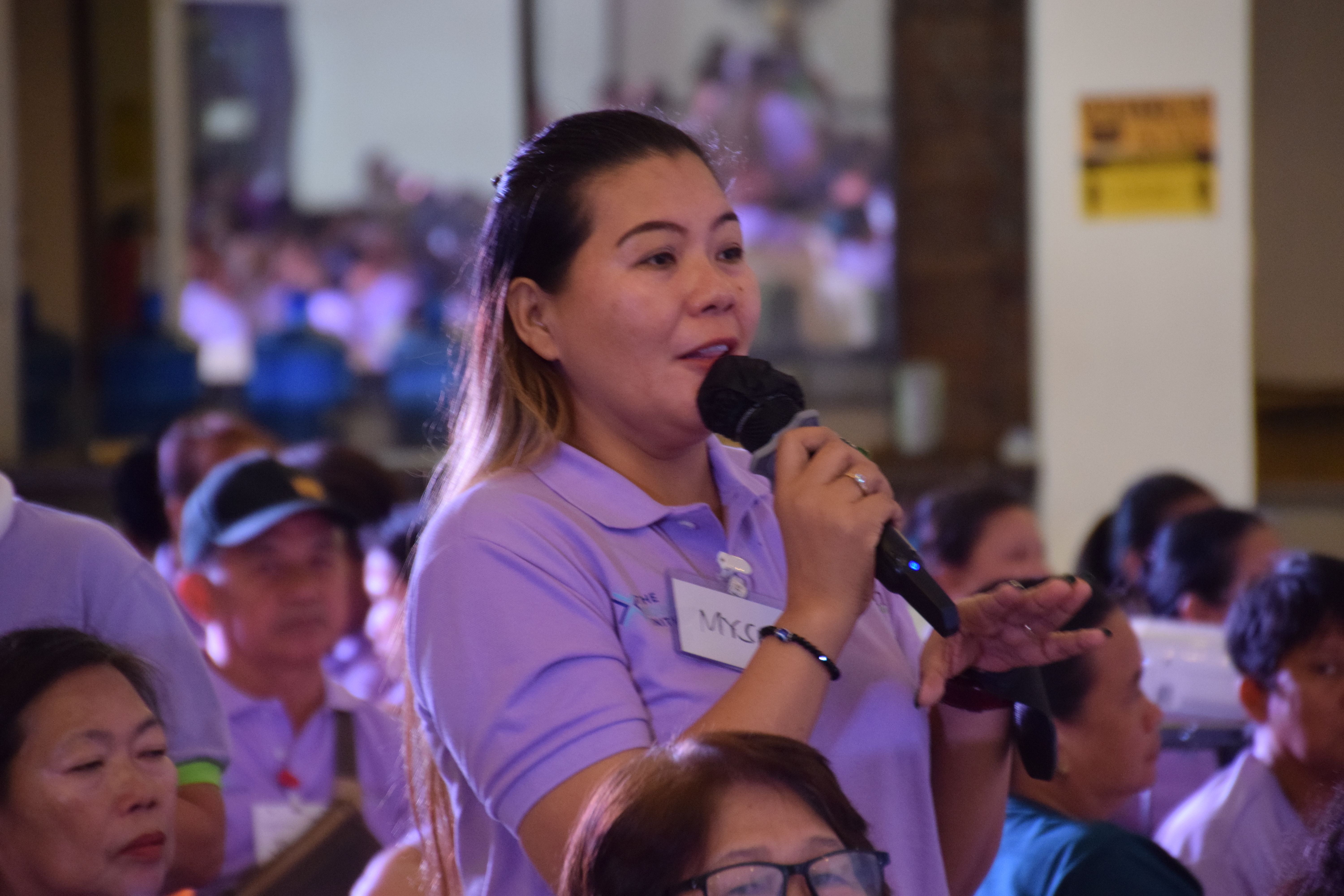 2 TownHall Leader-Navigator raises her questtions to PhilHealth VP.JPG